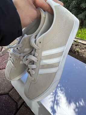 adidas Suede Low-Top Sneakers in Light grey and White Womens size 7